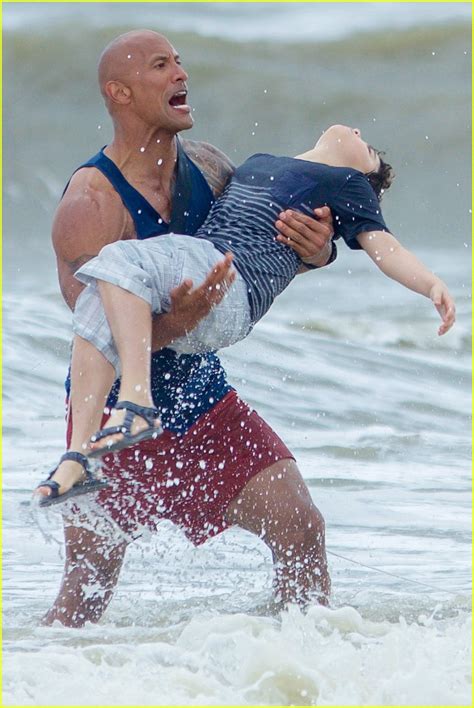 Zac Efron & Kelly Rohrbach Rescue Drowning Kids for 'Baywatch': Photo 3617943 | Baywatch, Dwayne ...