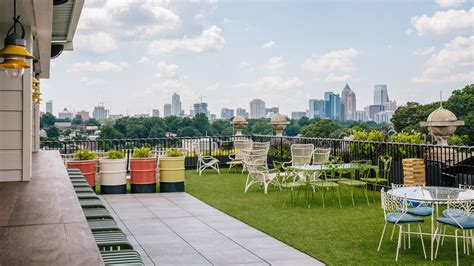 What to wear to Hotel Clermont Rooftop (Atlanta)? Women & Men Dress code