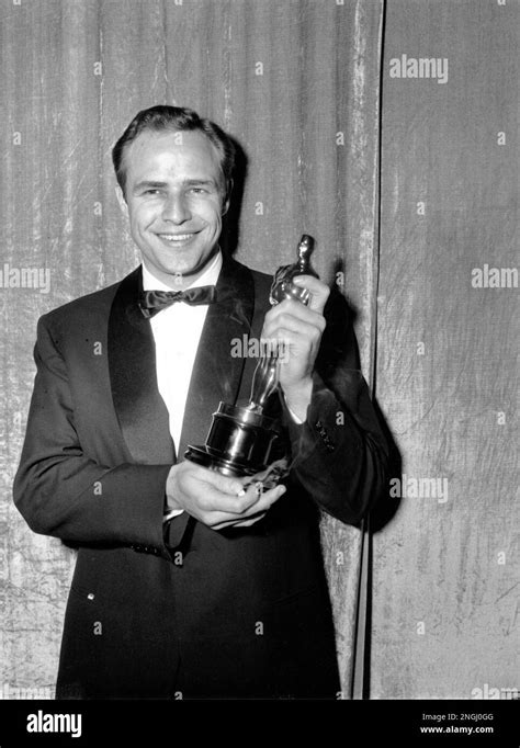 Oscar-winner Marlon Brando poses with his statuette at the 27th Annual ...