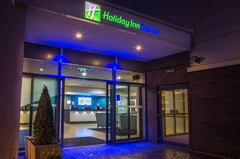 Holiday Inn Express | Popular Airport Hotel with Parking at Jetparks ...