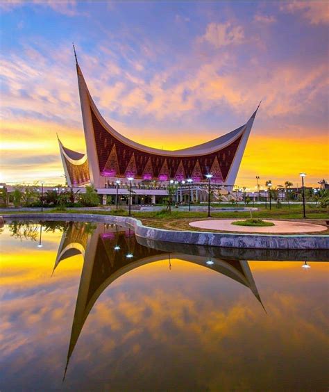 Grand Mosque of West Sumatra, Padang City, Indonesia. | Pemandangan ...