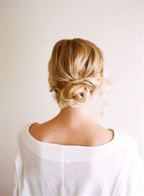 25 Low Bun Hairstyles That You Can Create Yourself!