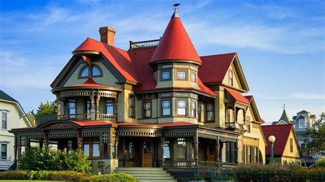 What Is a Queen Anne Victorian? Defining This Architecture Style