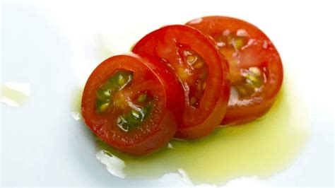 Top 10 Tomato Face Mask Recipes for All Skin Types