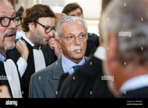 Art dealer Guy Wildenstein, center-right, arrives at Paris' courthouse ...