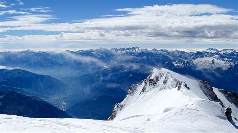 Mont Blanc avalanche: Two killed as they ski off-piste in Italy - World News - Mirror Online