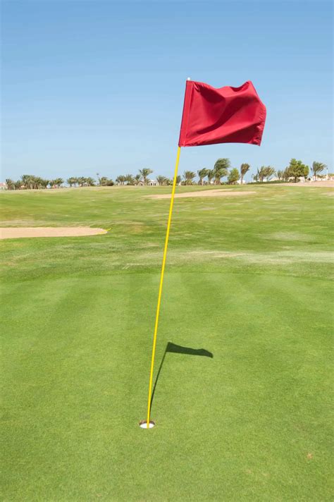 Flag on a golf course green – Golf Journey 365