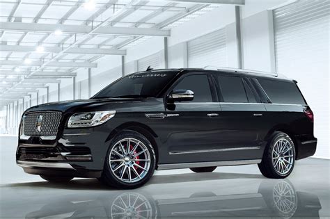 2018 Lincoln Navigator Extended Length rear three quarter in motion - Motor Trend en Español