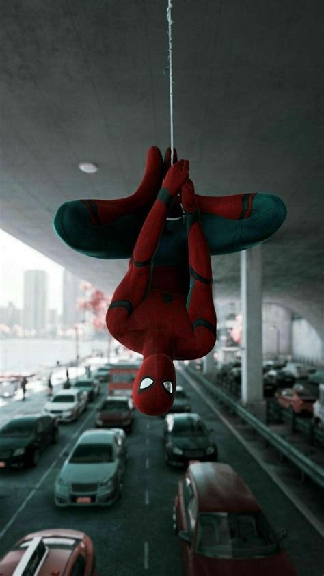 Fotos De Tom Holland - Como Spiderman | Spiderman upside down, Marvel ...