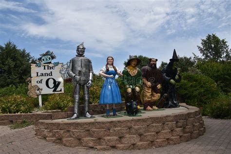 Characters from the Land of Oz Editorial Photo - Image of children, park: 199139956