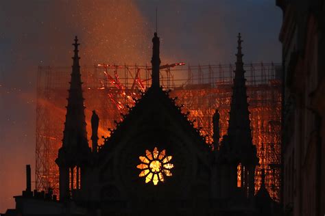 Grieving the fire of Notre Dame during Holy Week | America Magazine