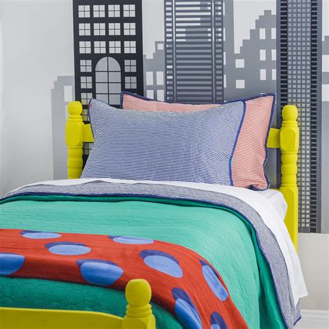 Colores vivos y atrevidos para el dormitorio de los niños. Comforters, Blanket, Bed, Home, Bold ...