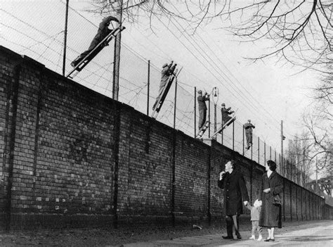 Construction of the Berlin Wall, 1961 : r/TheWayWeWere