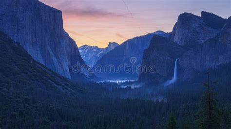 Sunrise at the Tunnel View in Yosemite Nationalpark, California, Usa ...