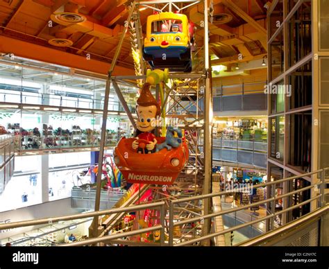 Interior, Toys R Us, Ferris Wheel,Times Square, NYC Stock Photo - Alamy