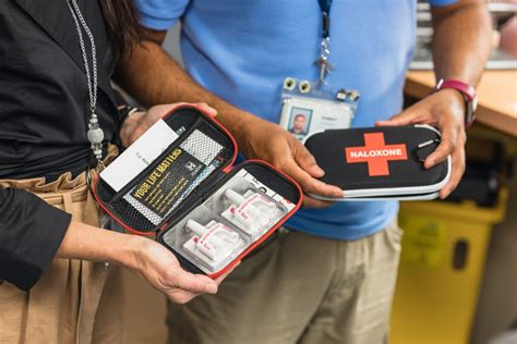 How to use a naloxone kit - Hamilton Health Sciences