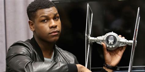 Star Wars: John Boyega Shows Off New Blaster | Screen Rant