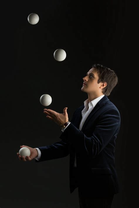 5 Easiest Ways To Juggle Four Balls – CircusJungle.com