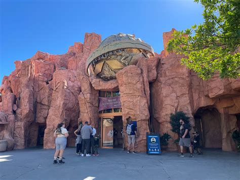 VIDEO: Guest Climbs Mythos Restaurant in Universal's Islands of ...