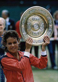 Evonne Goolagong Cawley holds her Wimbledon trophy ~ 1980 #tennisrules | Evonne goolagong cawley ...