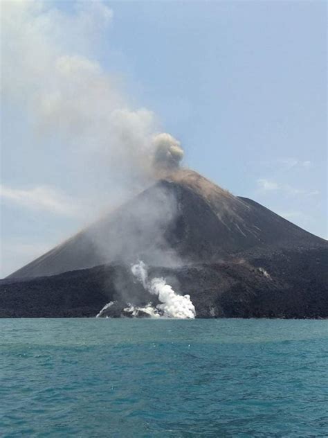 This eruption of Krakatau volcano is just too awesome in video ...