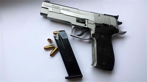 Glock 17 VS SIG Sauer P226 Review