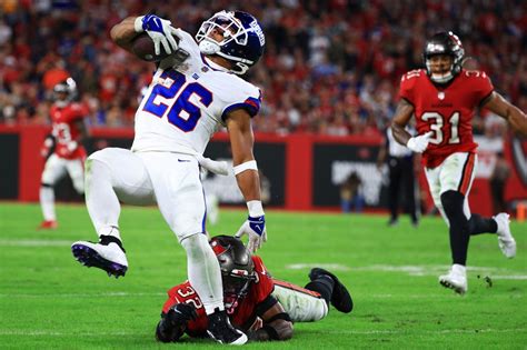 Giants' Saquon Barkley looks off his game vs. Buccaneers