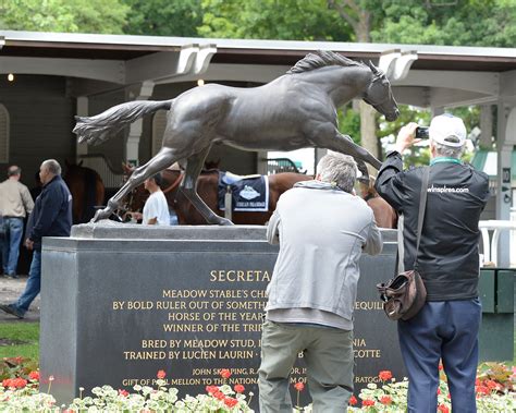 American Pharoah passing the famous statue of Secretariat at Belmont ...