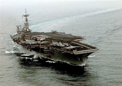 The 🇺🇸U.S. Navy aircraft carrier 🇺🇸USS INDEPENDENCE (CV 62) patrols the waters of the Persian ...