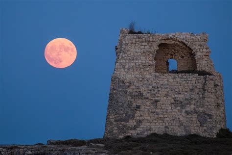 16 Photos Of The Blue Supermoon From Around The World