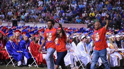 2019 Manatee High graduates honor late classmate at ceremony | Bradenton Herald