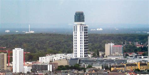 Henninger Turm - Hochhaus mit Aussichtsplattform und Restaurant