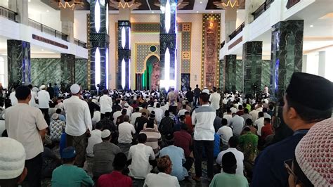 Shalat Jumat Perdana, Ribuan Jamaah Padati Masjid Giok Nagan Raya | Waspada Aceh