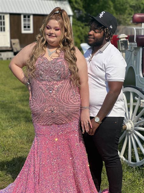 Honey Boo Boo, 17, flaunts all-pink prom look in new pics- but fans all ...