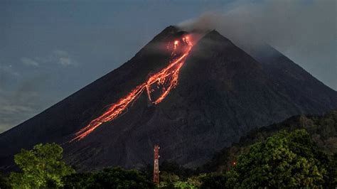 Vulkan Merapi auf Indonesien erneut ausgebrochen - Blick