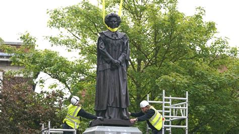 Grantham: Margaret Thatcher statue lowered into place - BBC News