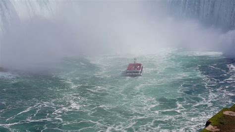 Boat ride in Niagara Falls - YouTube