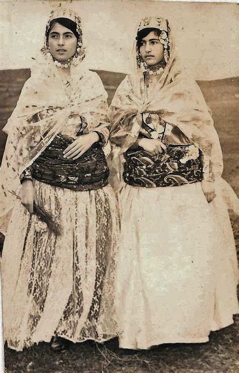 Kurdish girls in traditional festive costumes, from Mahabad (Iran), 1940s. | Klederdracht