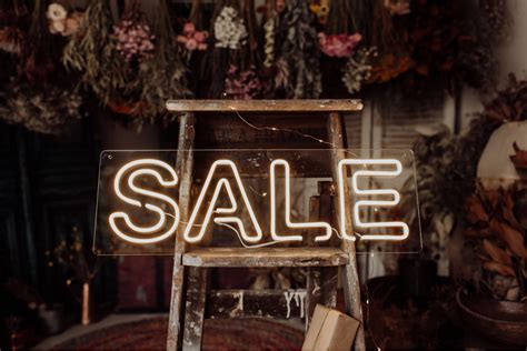 9 Eye-catching Neon Signs To Boost Black Friday Sales