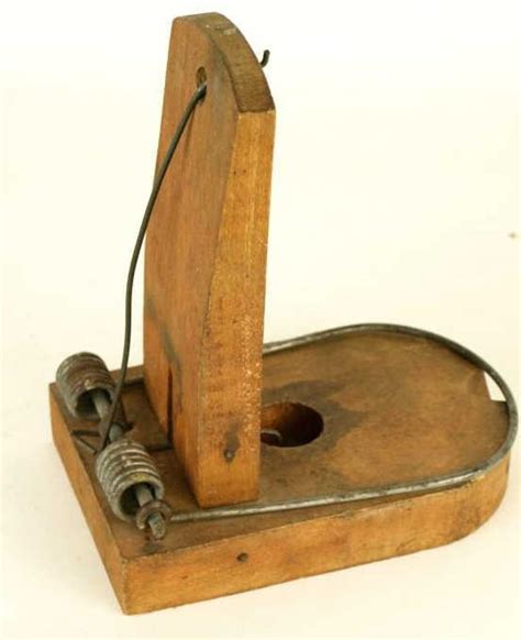 Early antique wood rat trap unmarked in excellent condition. Measures 7" tall.