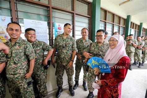 GE15: Wan Azizah visits Sungai Besi army camp during early voting | New Straits Times | Malaysia ...