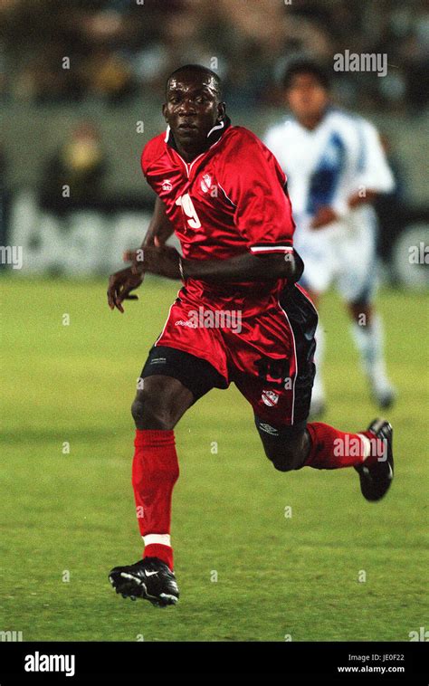 DWIGHT YORKE TRINIDAD & TOBAGO 16 February 2000 Stock Photo - Alamy