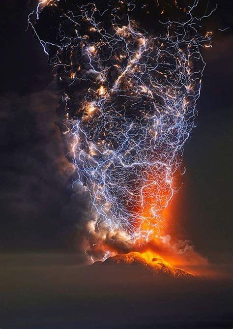 long exposure of a lightning storm over a volcano in Chile.http://bit.ly/2JCCh7H Negroni ...