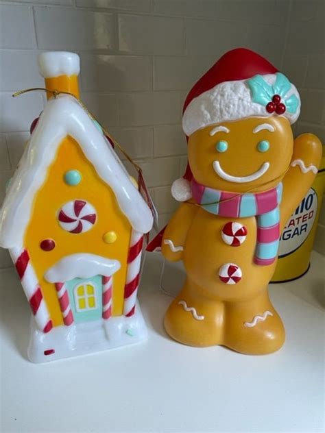 Holiday time gingerbread blow mold House - circesoftware.net