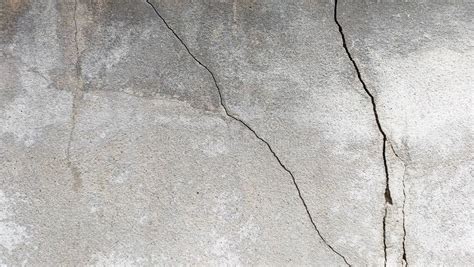 Cracked Concrete Wall. Longitudinal Cracks Stock Image - Image of dirty ...