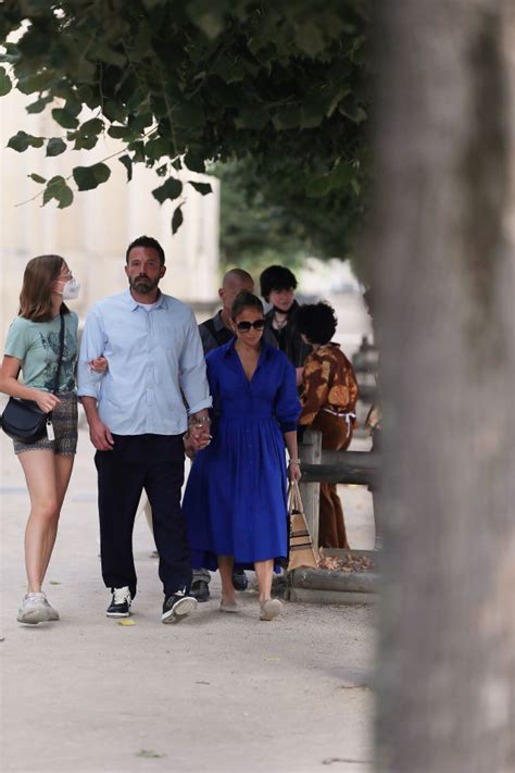 Jennifer Lopez & Ben Affleck Hold Hands Near Louvre With Kids: Photos – Hollywood Life