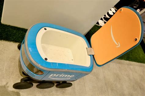 Amazon's Scout robots: That's no cooler, that's your Prime delivery - CNET