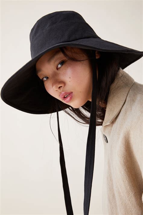 Zara - bucket hat with straps - Dresscodes