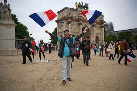 This man is fighting the French government for control of France.com - The Verge