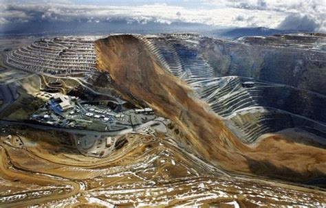 The open pit at Utah's Bingham Canyon Mine had a major slope collapse... | Download Scientific ...